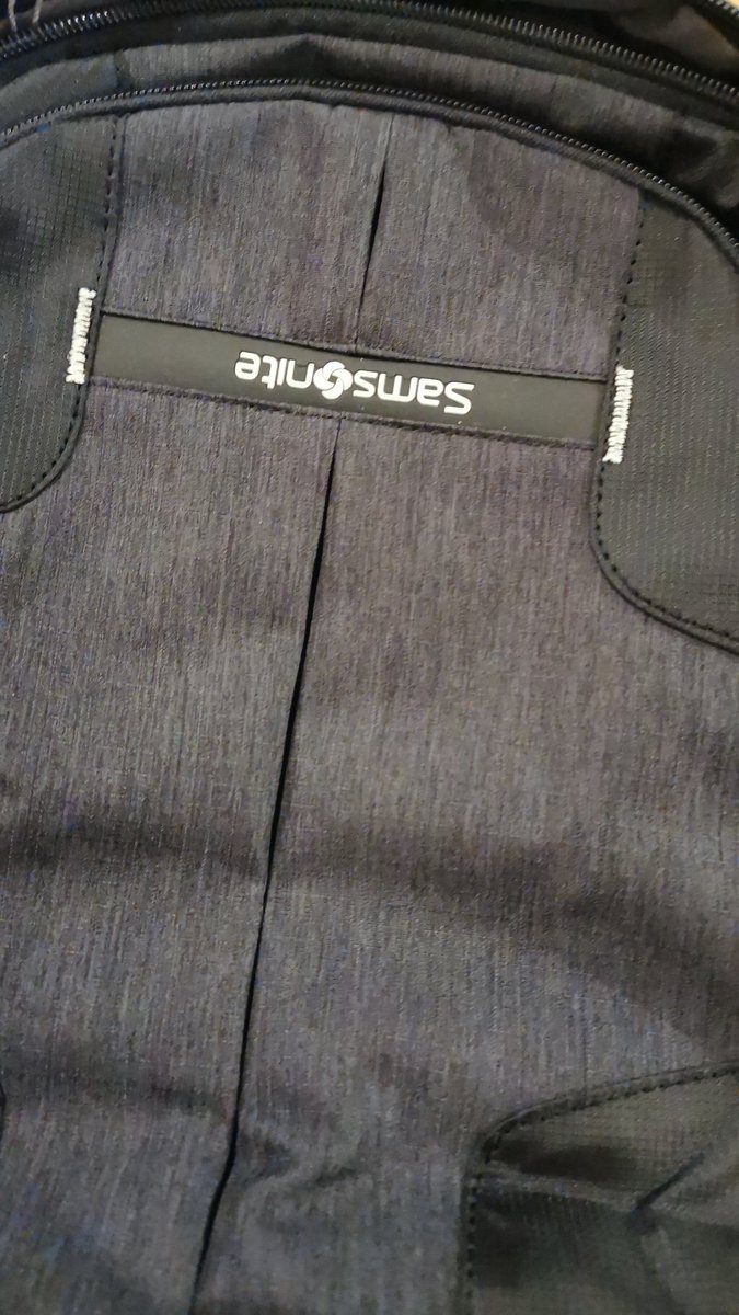 CrispuDg's tweet photo. De esto que te coges una mochila @SamsoniteSpain y te sale con el logo al revés, en plan... ¿? ☹️ #taras #malamente @MiSamsonite https://t.co/kbYk422qpE