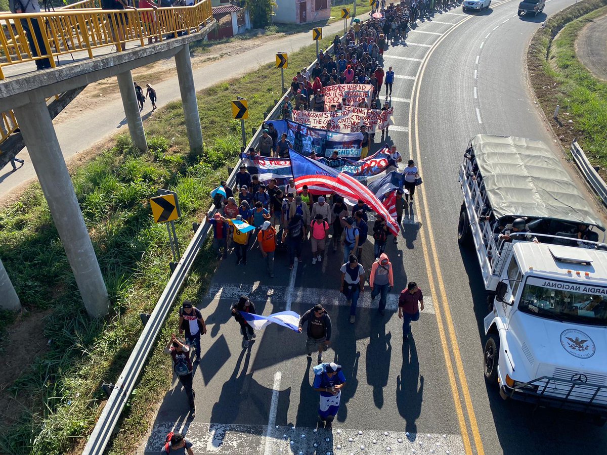aflores's tweet photo. The caravan in Chiapas moves "forward with hope, with humanity, with a desire for peace, fleeing violence and extreme poverty.

We express our solidarity with all displaced persons and call on everyone to avoid violence or repression." 

- Statement and picture from @PuebloSF https://t.co/wbDNhzOetU