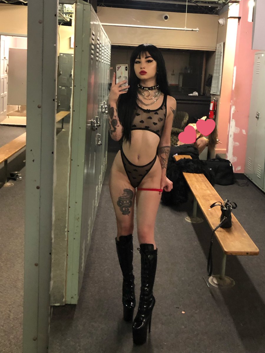 VALERiCAx's tweet photo. She has black hair today https://t.co/tQyiyXD7gP