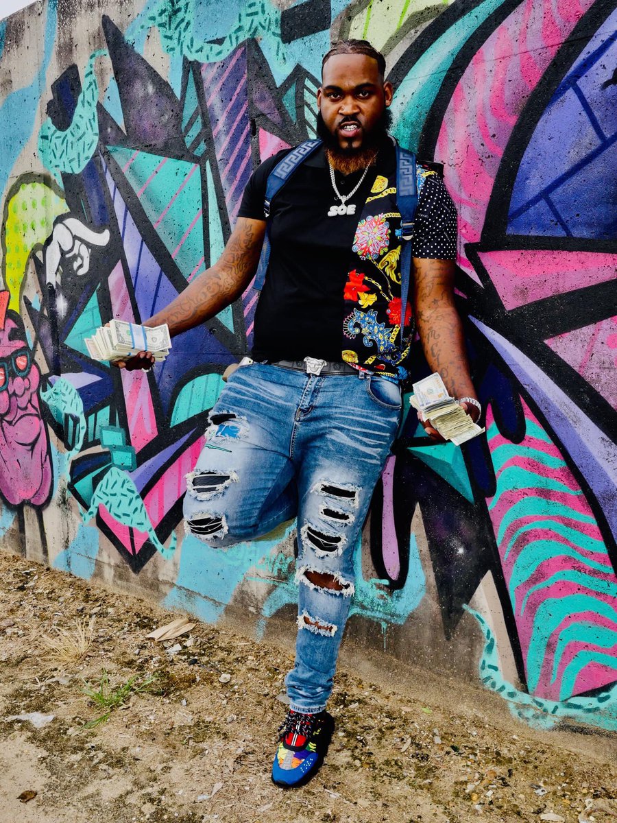 TayOpen's tweet photo. 2018 I started rapping I told my self I’m gonna be me own #boss ask @soe_bankrolljoe he’ll tell you I came in da #game reckless ya I came in the game #flexin #shopopentay #shopopenent #baltimoreupnext #baltimore #baltimorerappers #chainreaction #2chainz #2chainreaction #versace https://t.co/Ds2OVhjCgp