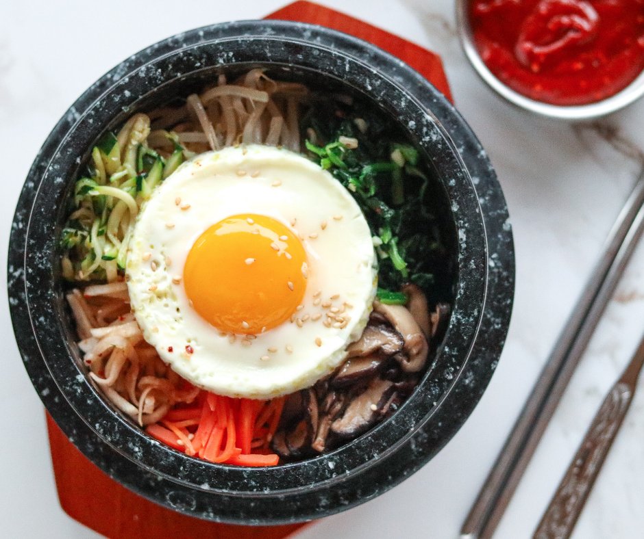 Bowl + brown rice + veggies + #putaneggonit + sauce = a delicious and nutritious Korean Bibimbap. Get the recipe by #EggEnthusiast <a href="/maggiemoonRD/">Maggie Moon, MS, RD</a> here: eggnutritioncenter.org/recipe/korean-… #BrainHealth #EggEats