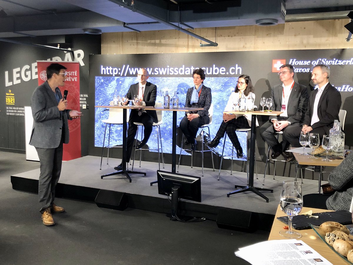 UZH_ch's tweet image. „Der #SwissDataCube ermöglicht es, evidenzbasierte Entscheidungen zu treffen - das kann ich nur unterstützen“, sagt Nobelpreisträger @DidierQueloz. „Ein grosses Plus ist auch, dass die Daten offen und überprüfbar sind.“ #wef20