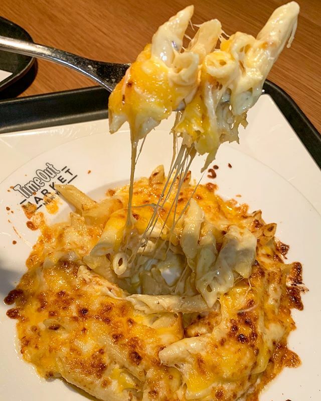 nycgirlseat's tweet photo. Mac and cheese !!!!!!!!! 🧀 #timeoutmarket #jacobspickles #nycfood #foodie #yum #eats #foodporn #brooklyn #nyc #vegetarian #vegetarianfood #brooklyneats #foodstagram #instafood #foodblog #cheese #macandcheese #foodhall #fomo #nycrestaurants #eater #ny… https://t.co/mZ7eaPJwdn https://t.co/hIsZyawDnq