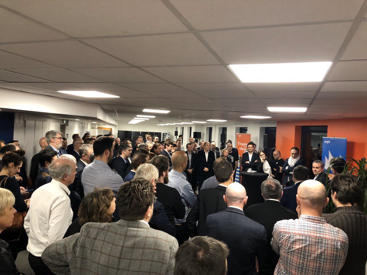 xavierbertrand's tweet photo. .@CegidGroup inaugure ses nouveaux locaux à Roubaix ! C’est une chance pour les @hautsdefrance d’héberger ce champion français 🇫🇷 présidé remarquablement par @JM_Aulas : un champion qui innove, qui s’exporte et qui crée des #emplois ! https://t.co/Vfl9F2fTUU