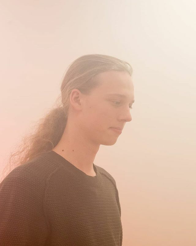 “In tijden van internet kan iedereen leugens op een geloofwaardige manier verspreiden. Mensen kunnen de waarheid makkelijker naar hun hand zetten.”
.
.
Remo (16) is een van de 15 Young Curators die tijdens de kerstvakantie kennismaakte met de toneelmuziek van ‘Peer Gynt’ uit…