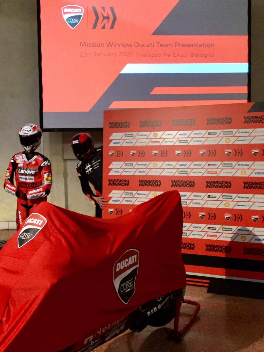 UnipolCorporate's tweet photo. Parte il countdown. ⏳
La nuova stagione #MotoGP sta per cominciare. 😎
👉🏻Luci puntate sul #DucatiTeam 2020. Tra poco si alza il sipario.
Intanto cominciamo a curiosare, vero Paul?! #TheUnipolSaiSocialRider 👀

#UnipolSaiLive🎬 #forzaducati  #ducati 
#DucatiTeam #AD04 #MP51 #DP09 https://t.co/EKlGDMyfA1