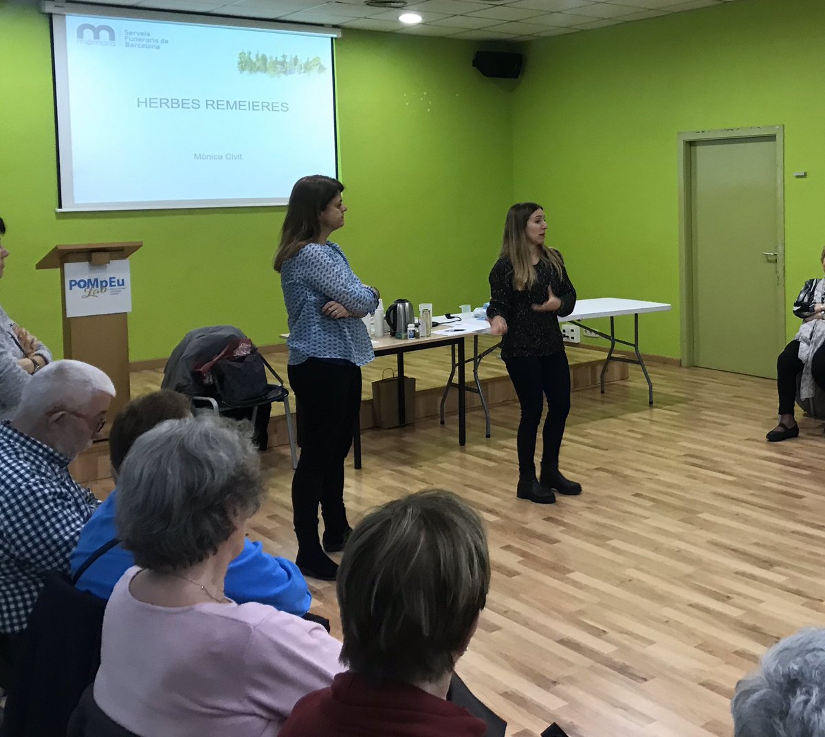 assocajudam's tweet photo. #EscolaEnvellimentScg #Programació2020 Aprenent molt de les propietats de les plantes i  de com fer-les servir per al nostre benestar. Gràcies a la #MonicaCivit 👏👏 i a @GrupoMemora per la seva col.laboració en aquesta sessió #HerbesRemeieres https://t.co/a3DBh4Cvhw