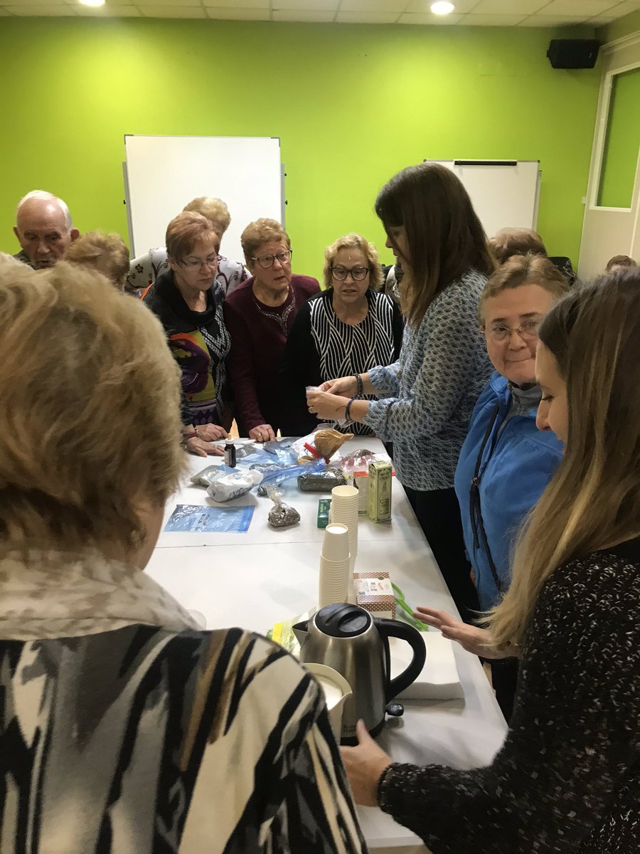 assocajudam's tweet photo. #EscolaEnvellimentScg #Programació2020 Aprenent molt de les propietats de les plantes i  de com fer-les servir per al nostre benestar. Gràcies a la #MonicaCivit 👏👏 i a @GrupoMemora per la seva col.laboració en aquesta sessió #HerbesRemeieres https://t.co/a3DBh4Cvhw