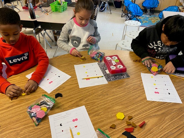 SomersetES's tweet photo. Ms. Carlin's 3rd graders exploring fractions in math group today! https://t.co/50tb5ommOC