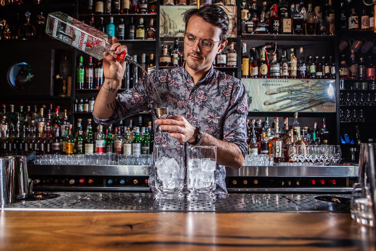 thekeeferbar's tweet photo. Hey Hugo, whatchya making?
.
.
.
#keeferbar #cocktail #cocktailbar #latenight #bartender #vancouver #imbibegram #topbars #cocktails #thirsty #mixeddrink #cocktailgram #cheers #cocktailoftheday #drinkoftheday #cocktailhour https://t.co/B01xdsfO8O