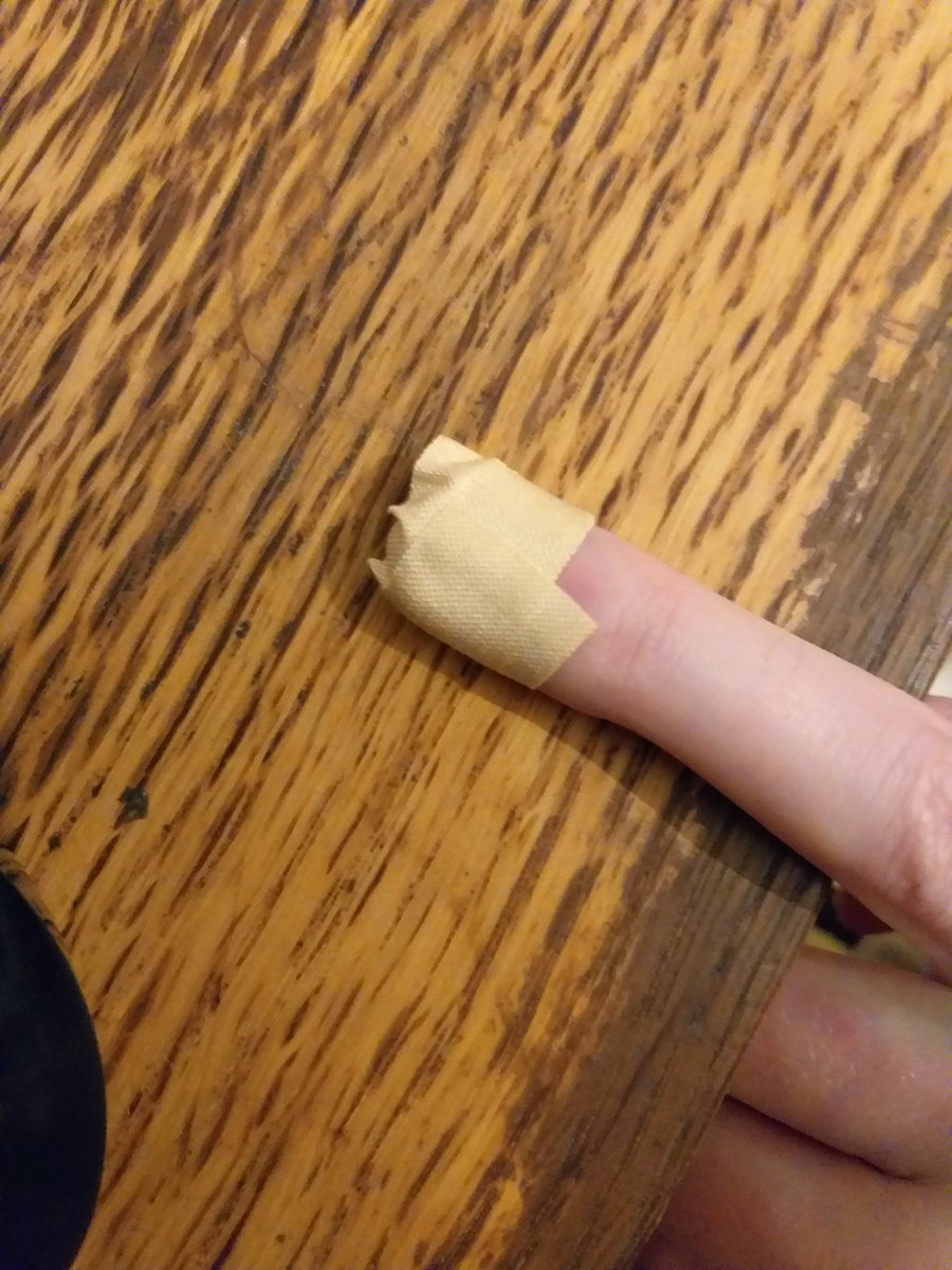 lexfundi's tweet photo. Fragt nicht, wie ich es geschafft habe, aber ich habe meinen Finger getackert.
Das wars dann wohl #riperoni https://t.co/KoLnlPcMb6