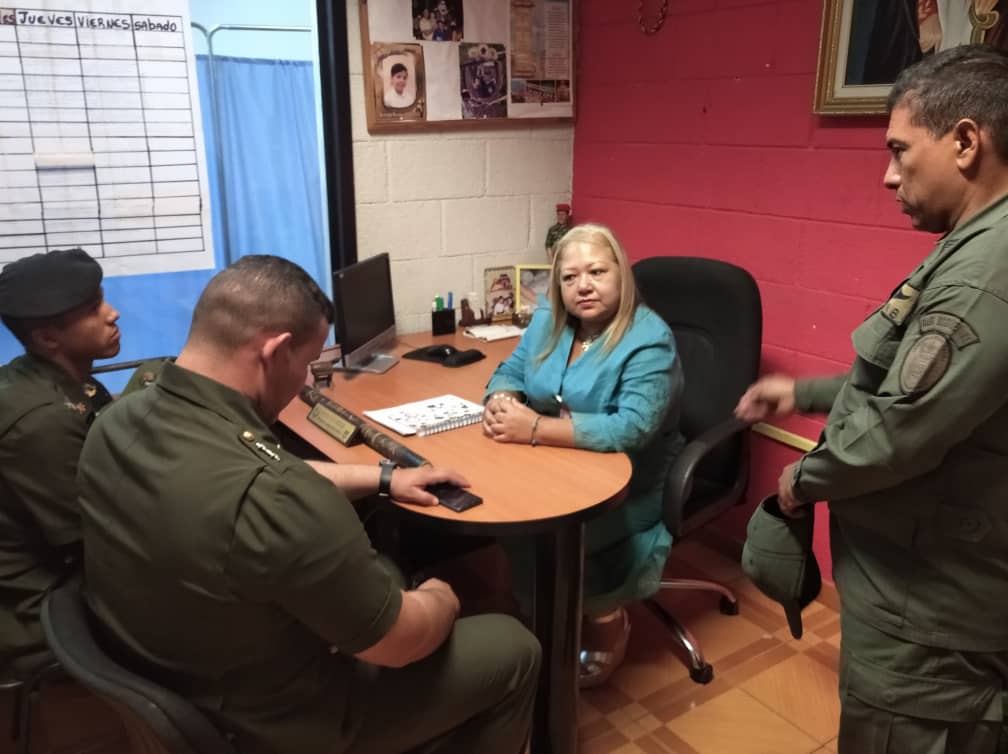 Nucleo_Lara's tweet photo. Decana #NúcleoLara se reúne con el Cmdte de compañía de la 14 brigada de infantería mecanizada, quienes conversaron sobre el  proceso de captación para forjar hombres y mujeres útiles a la patria @unefa_ve @angiolillofp @Educacion_MPPD @unefa_vrro @VDIUNEFA1 @elraye167 https://t.co/TTCtUNfQP1