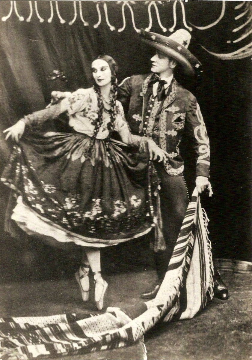 danzaINBAL's tweet photo. Convirtiéndose en una de las bailarinas de ballet más importantes del siglo XX, #UnDíaComoHoy, pero de 1931, fallece Anna Pávlova. 

Durante una gira por México, fue una de las primeras bailarinas clásicas en ejecutar el Jarabe Tapatío, vestida con el traje de china poblana. https://t.co/dilhI3GstF