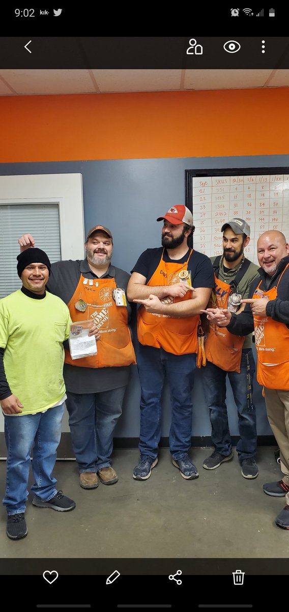 Recieving DS Billy Bell recognizing all star associate Luis for his partnership in driving End to End process. <a href="/gavel_michelle/">Michelle Gavel</a> <a href="/drewcaram/">Drew</a> <a href="/wholives4ever/">jeff billesbach</a> <a href="/bretthoward75/">Brett Howard</a>