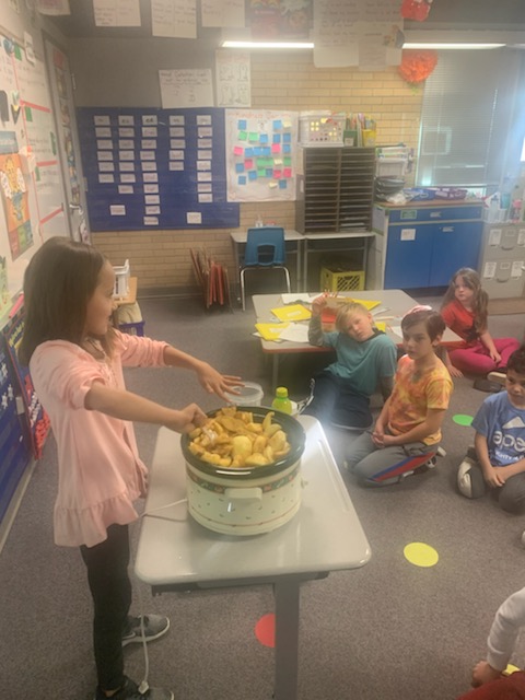 JeffcoELD's tweet photo. 1st grade applesauce "How-To's"! 🍎 #peckrams  #handsonlearning @JeffcoSchoolsCo https://t.co/70Btb9LQal