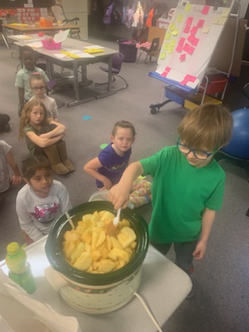 JeffcoELD's tweet photo. 1st grade applesauce "How-To's"! 🍎 #peckrams  #handsonlearning @JeffcoSchoolsCo https://t.co/70Btb9LQal