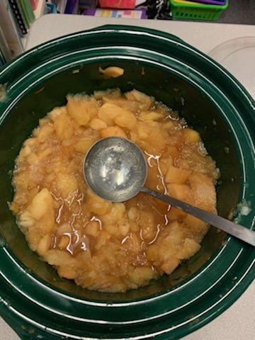 JeffcoELD's tweet photo. 1st grade applesauce "How-To's"! 🍎 #peckrams  #handsonlearning @JeffcoSchoolsCo https://t.co/70Btb9LQal