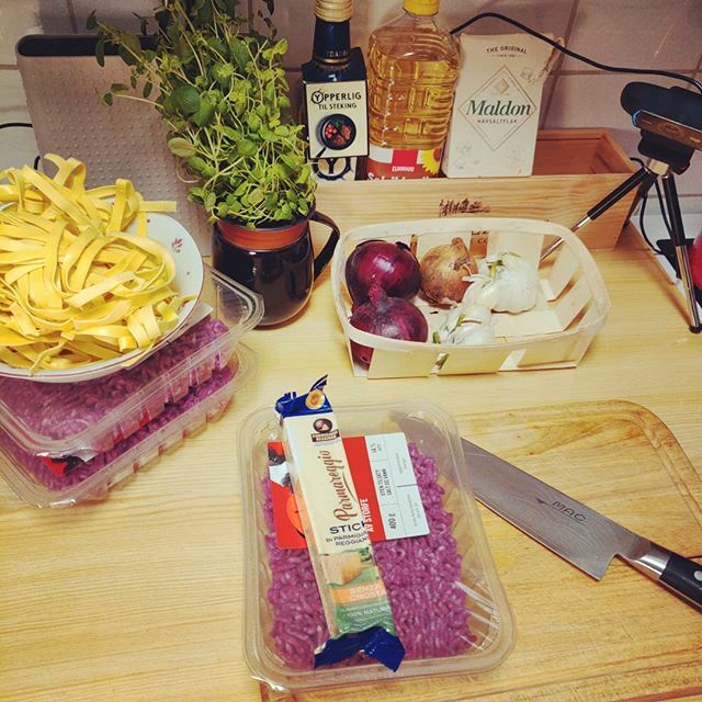 SuperTeDtv's tweet photo. Happy thursday teddybears! Going #live in a moment. Doing meatballs today, because why not? Join in at https://t.co/jNdtoEqBDJ ❤️ #foodsalvage #matredder #foodstreaming #foodandwine #foodie #foodstream #food #twitchstream #twitch #twitchstreamer #cheflif… https://t.co/lWMAsqnafT https://t.co/onGSnxb7c6