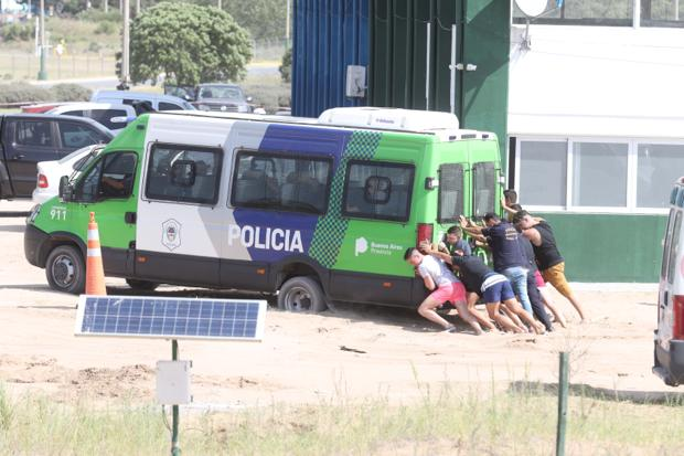 tomasrivas's tweet photo. Los pibes que levantó la Policía para hacer de extras en la rueda de reconocimiento por el crimen en Gesell tuvieron que empujar el camión porque se quedó en la arena.
Se pusieron a gritar "Vamos los pumas!"
Tan Springfield que duele. https://t.co/visEhtJmcI