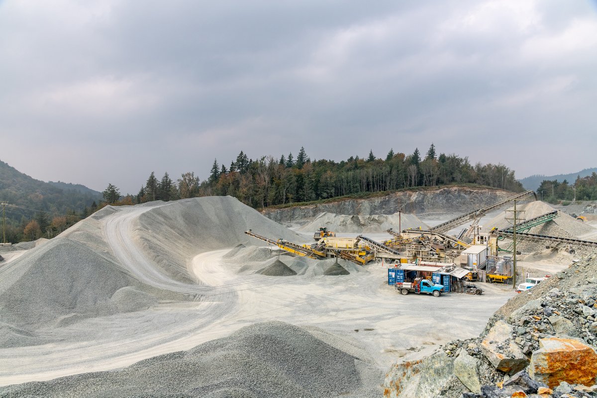 MainlandCM's tweet photo. At Mainland, we produce a variety of sizes and grades of aggregate for the construction industry.

We produce our quarried products by screening blasted rock, our river and sand products through dredging, and we recycle concrete and asphalt to keep it out of the landfills. https://t.co/7GTPXAEf3g