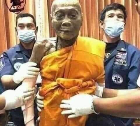 😂😂اكتشاف سيغير التاريخ
في الصين اكتشف العلماء جثة محنطة لكاهن قيل إنه عمره أكثر من ألفي عام
 يقول العلماء أن الكاهن لا يزال حياً وفي نوم عميق وطقس بارد في الجبال ساعدت الجثة في الحفاظ على تدفق الدم والأكسجين
 إلى جانب الجثة ورقة مكتوبة عليها 
ايقظوني عندما تدخل #الشرعية #صنعاء