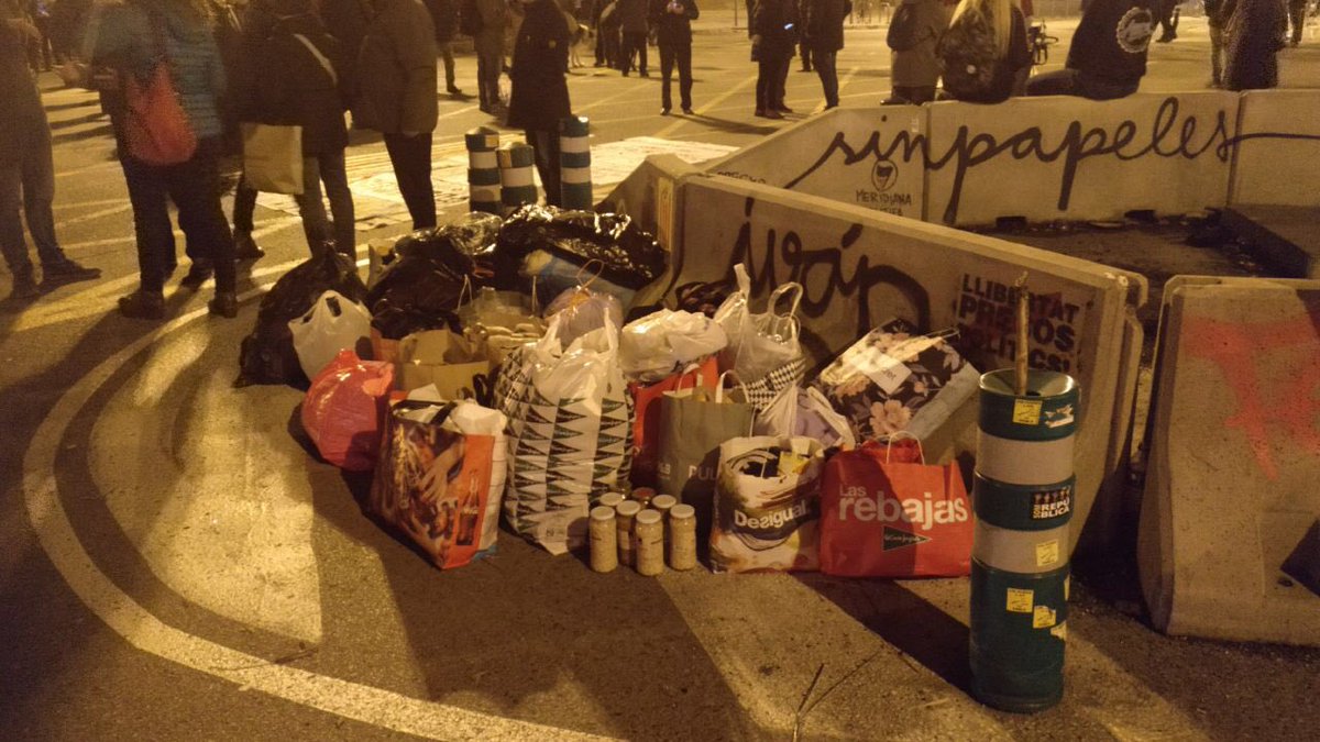 XaioTro's tweet photo. 🔴 Meridianes! La solidaritat es la tendresa dels pobles
#MeridianaResisteix ✊
#ReboltaPopular 🔥
#Desobedència
#OrganitzemPoderPopular ✊💪
#LlibertatPresesPresosPolíticsIExiliats https://t.co/FXL1dVlvo3