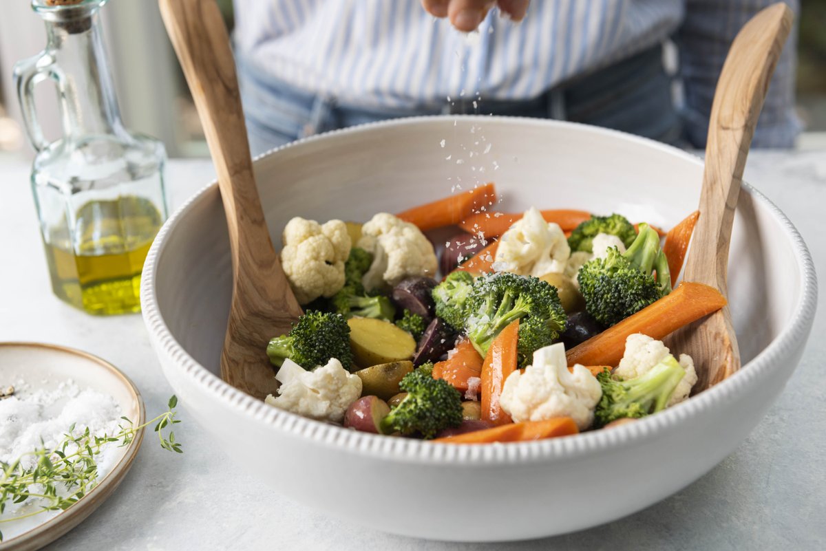 earthboundfarm's tweet photo. We challenge you to meal prep these roasted #organic veggies and not eat them right away. 

Have you met our new line of non-GMO, always-organic, pre-chopped and washed veggies? Taking meet and greets: https://t.co/2vrur2smwk

#EarthboundFarm #FoodToLiveBy https://t.co/npap3Gfwc1