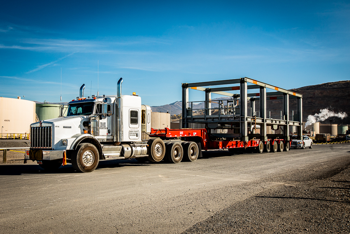 Our fantastic heavy haul crew recently transported 130+ over-dimensional modules to a refinery.  Nearly every load required police escorts and multiple pilot vehicles. 

#heavyhaul #modules #overdimensional #trucking #kenworth #heavytransport