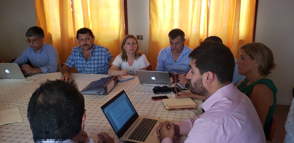 Subdere_Valpo's tweet photo. 🚰Jefa URS @SusanneSPi participan en #MesaPetorca junto a @govpetorca, @MOPValparaiso, directores de servicios y #CASUB de la zona; para trabajar en acciones concretas que permitan mitigar los efectos de la sequía que afecta a la comunidad de la provincia de Petorca.💧 https://t.co/MxXjkz8FVl