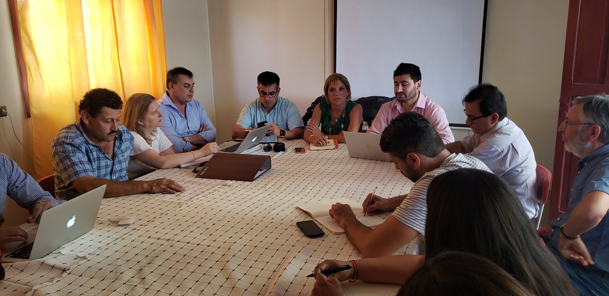 Subdere_Valpo's tweet photo. 🚰Jefa URS @SusanneSPi participan en #MesaPetorca junto a @govpetorca, @MOPValparaiso, directores de servicios y #CASUB de la zona; para trabajar en acciones concretas que permitan mitigar los efectos de la sequía que afecta a la comunidad de la provincia de Petorca.💧 https://t.co/MxXjkz8FVl