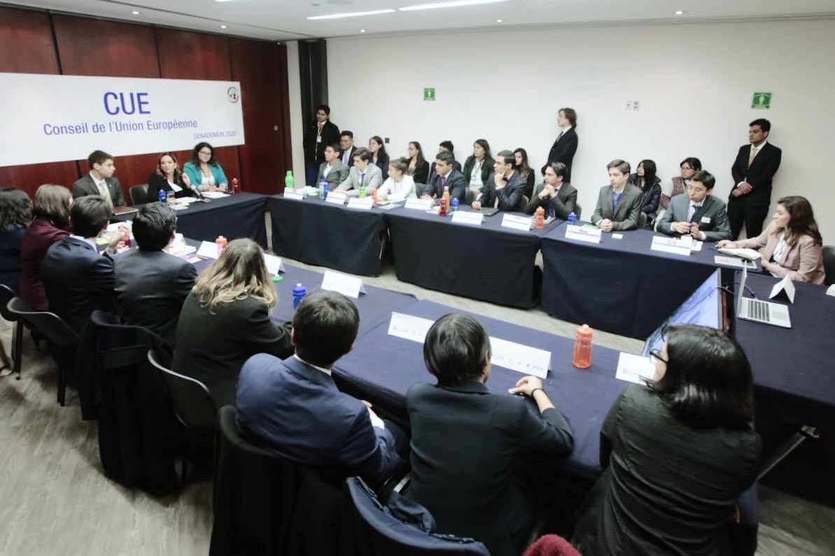 SenadoPRI's tweet photo. Nuestra senadora @ruizmassieu compartiendo con los jóvenes participantes del @senadomun, modelo de naciones unidas del @senadomexicano. 🇺🇳

Que gusto que exista tanto entusiasmo de parte de los jóvenes para resolver los problemas que aquejan al mundo. 🤝🌎🌏🌍 https://t.co/baQYi6QfEg