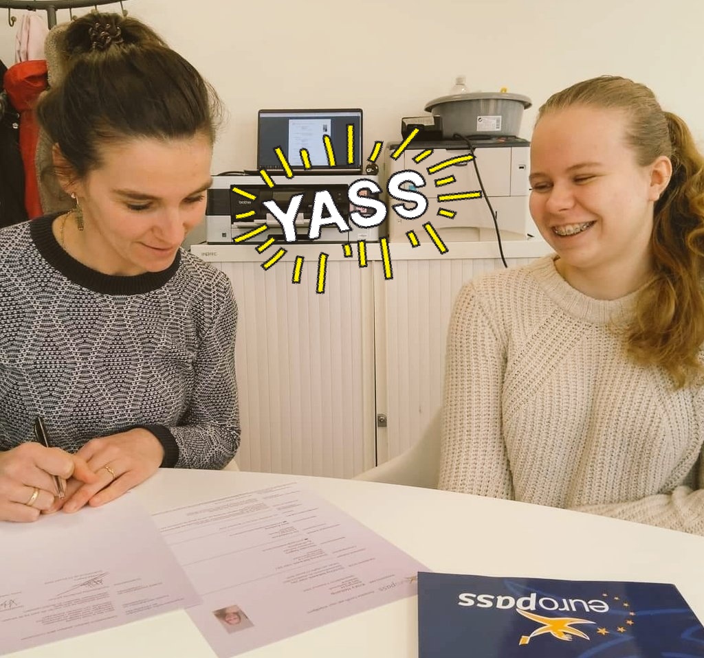 NetwerkvoorJou's tweet photo. Goed bezig Kristy!! Vandaag ontving zij haar #Europass voor haar inzet als vrijwilliger binnen de Maatschappelijke DienstTijd. 👩🎓 Mooi dat steeds meer jongeren uit #Veenendaal de weg vinden om mee te doen aan MDT. #Waardevol #YourCube #MDT @TijdVoorActie @MinVWS @PaulBlokhuis https://t.co/RrSYgzV5ou