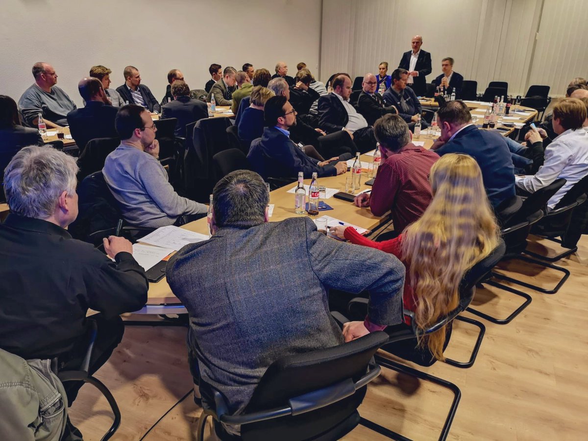 cduberlin's tweet photo. Mit den Vorsitzenden unserer Ortsverbände haben @kaiwegner, @BerlinGestalter und @SchreinerManja heute Abend über die Jahresplanung gesprochen. Top motiviert machen wir uns daran, #r2g 2021 abzulösen und unsere Themen kiezscharf zu formulieren! Gemeinsam haben wir viel vor! https://t.co/hBQjNXADgU