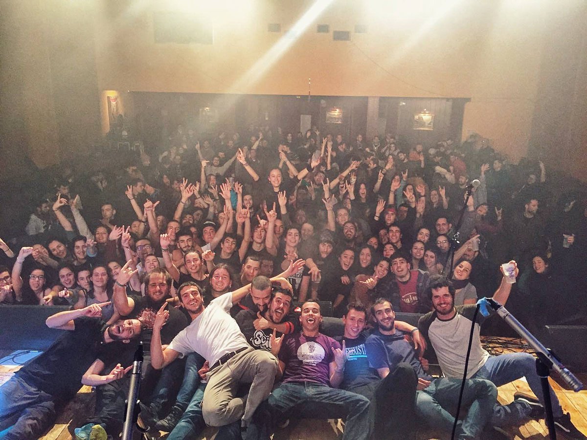 🎉DEMÀ - FM ST VICENÇ DELS HORTS🎉

Així va acabar l'última vegada que vam tocar a la FM d'hivern. Demà ens tornarem a veure les cares

Serà a les 23h, al Centre Catòlic, presentant Miralls per primera vegada a StVicenç, tot pinta bastant immillorable i alegria que és Festa Major