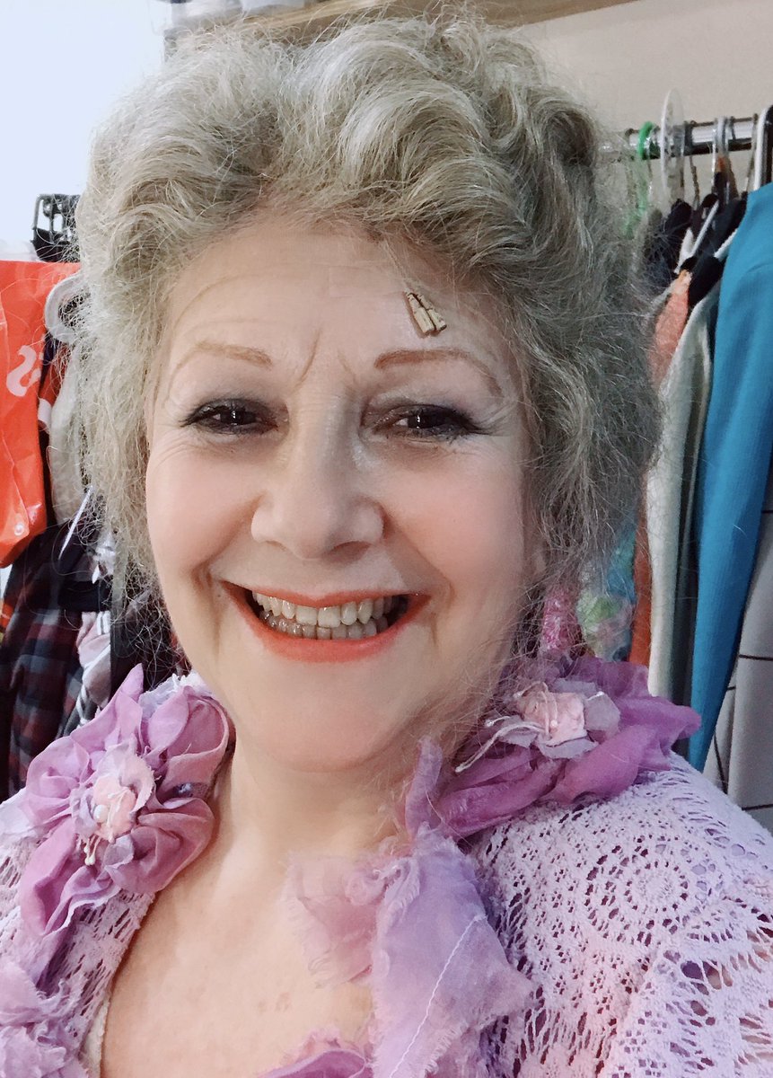 F2Clark2003's tweet photo. Disfrutando del rol de abuela de Billy Elliot.♥️
Hoy 20 hs
Viernes 21 hs
Sábado 21 hs.
.
@BillyElliot_es 
#patriciaclark #singer #actress #tapdancer #vocalcoach  #billyelliot #billy #theatre #teatromusical #madrid #musicales #abuela #grandma #granny ❤️ #teatronuevoalcala https://t.co/f7TTbTXY1Z
