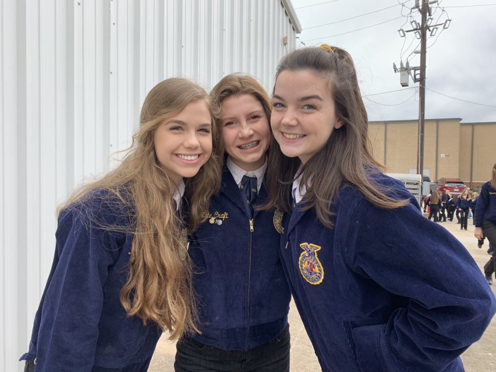 mbrose0605's tweet photo. Fun day! Showed her rabbits and helped a friend show his chickens! 🐰🐰 #FFAmom https://t.co/Lx9bm6zYKs