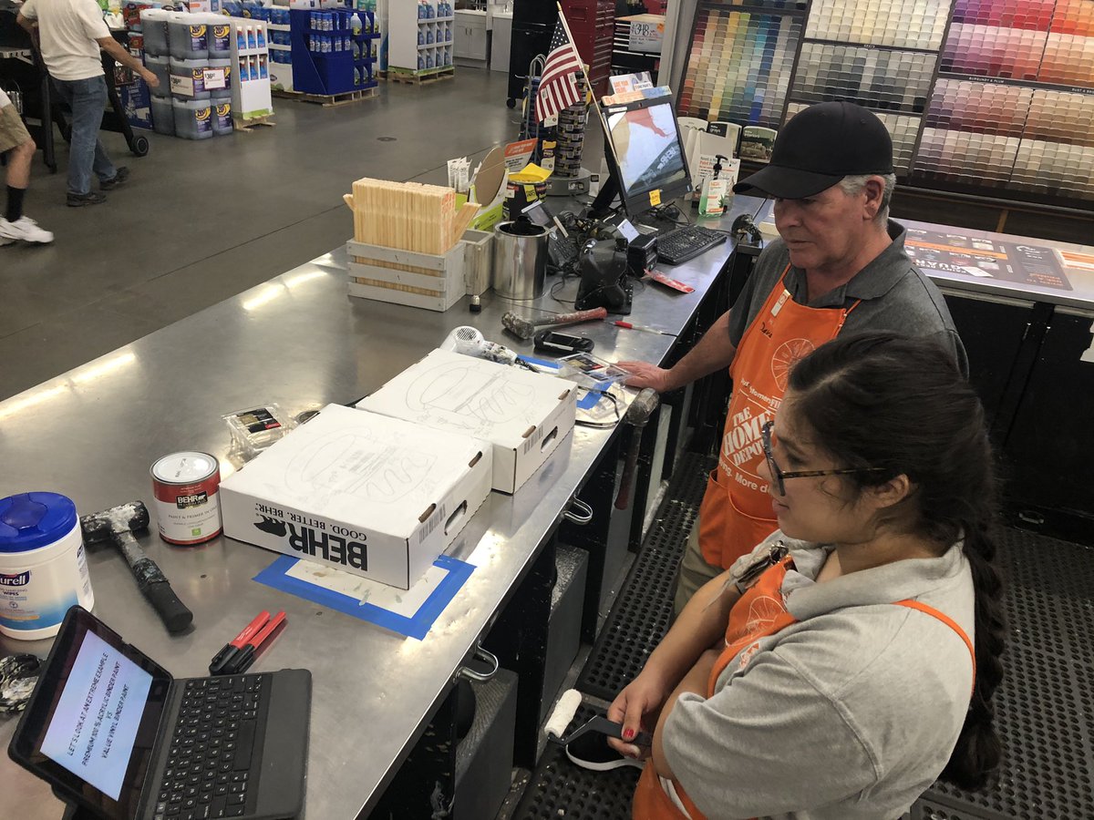 AlexRegalado8's tweet photo. 6963 Huningthon beach...making sure they are up to par on knowledge. The best answer for any customer the right answer. Knowing the difference...gives confidence! https://t.co/R6lDGVapoj