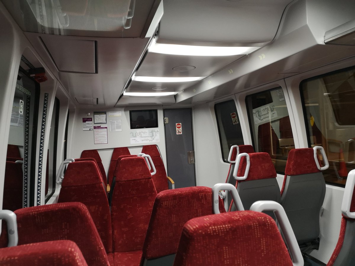Observa44052124's tweet photo. El tren que suele hacer el trayecto a Oviedo haciendo el servicio de #cercanias Esto debiera ser el servicio habitual, una calidad de tren como esta. Cómodo, sin apenas ruido. #SOStrenCant #Cantabria #Feve https://t.co/LSv46nbsmK