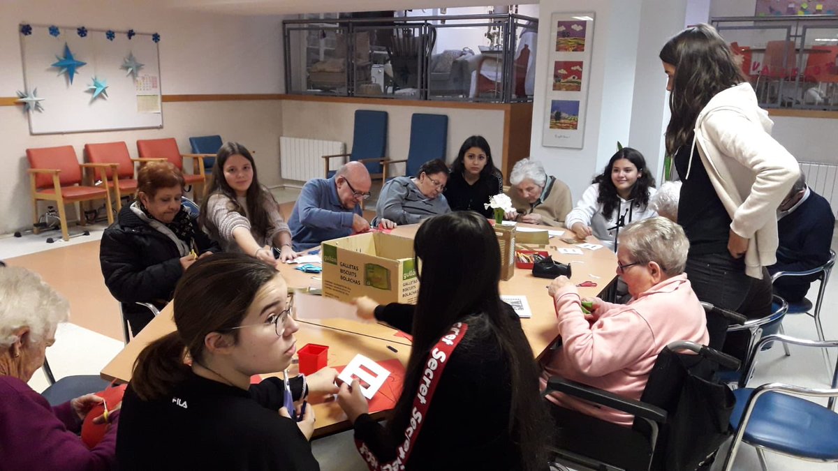 RYvoluntarios's tweet photo. Los jueves también son días de trabajo sobre los disfraces de carnaval en @Valleluz_CD https://t.co/z2rud88dFv