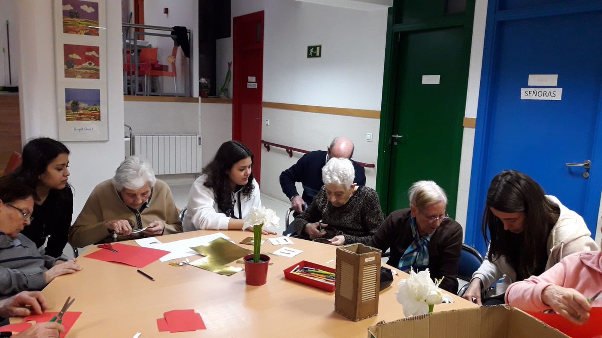 RYvoluntarios's tweet photo. Los jueves también son días de trabajo sobre los disfraces de carnaval en @Valleluz_CD https://t.co/z2rud88dFv