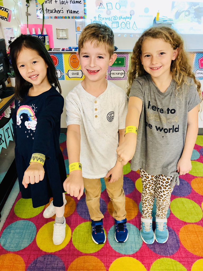 missh_ART_mann's tweet photo. Some of our January behavior rockstars in the art room! 💙🎸 #mcspedden #inspireoneinspiremany #elementaryart #rockstars #rockstarbehavior #rockstarbracelets @McSpeddenES https://t.co/NZvzorDunC