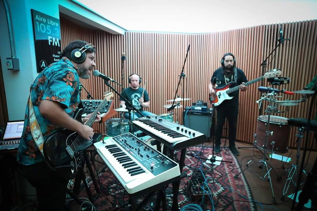 airelibre_fm's tweet photo. Esto fue @SwingAtoms en vivo desde las #SesionesAL en la #HoraLibre con @bruno_moya y @mirandacerflo. Sigan en sintonía del 105.3FM #LaRadioDeLaCDMX https://t.co/Tnuh4Cuxjh