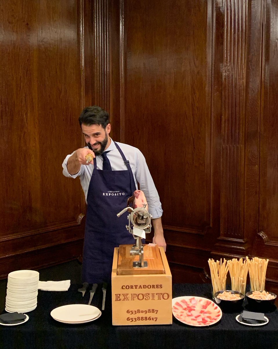 CortadoExposito's tweet photo. 🆕Nuevo año y nuevos sitios🔝
•
Un gustazo haber trabajado junto a grandes profesionales como los de @HospesHotels Puerta de Alcalá y con este pedazo de #jamón de bellota 💯 % raza ibérica en este cocktail pre @fitur_madrid 2020💫
__
#FITUR2020 #fitur20 #jamon #ham #spanishham https://t.co/DVhrrRYtb8