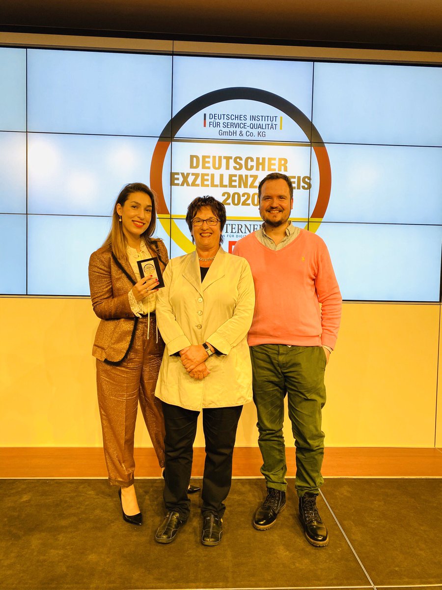 TijenOnaran's tweet photo. Unser erster Unternehmenspreis, ich freue mich so unglaublich!!!!! @DullerMarco und ich haben für @gd_women den dt. #Exzellenzpreis gewonnen!! Danke an alle die mitfiebern und uns unterstützen!! @brigittezypries @DUBunternehmer @ntvde @Bertelsmann_DE https://t.co/iZCf0ZtNgs