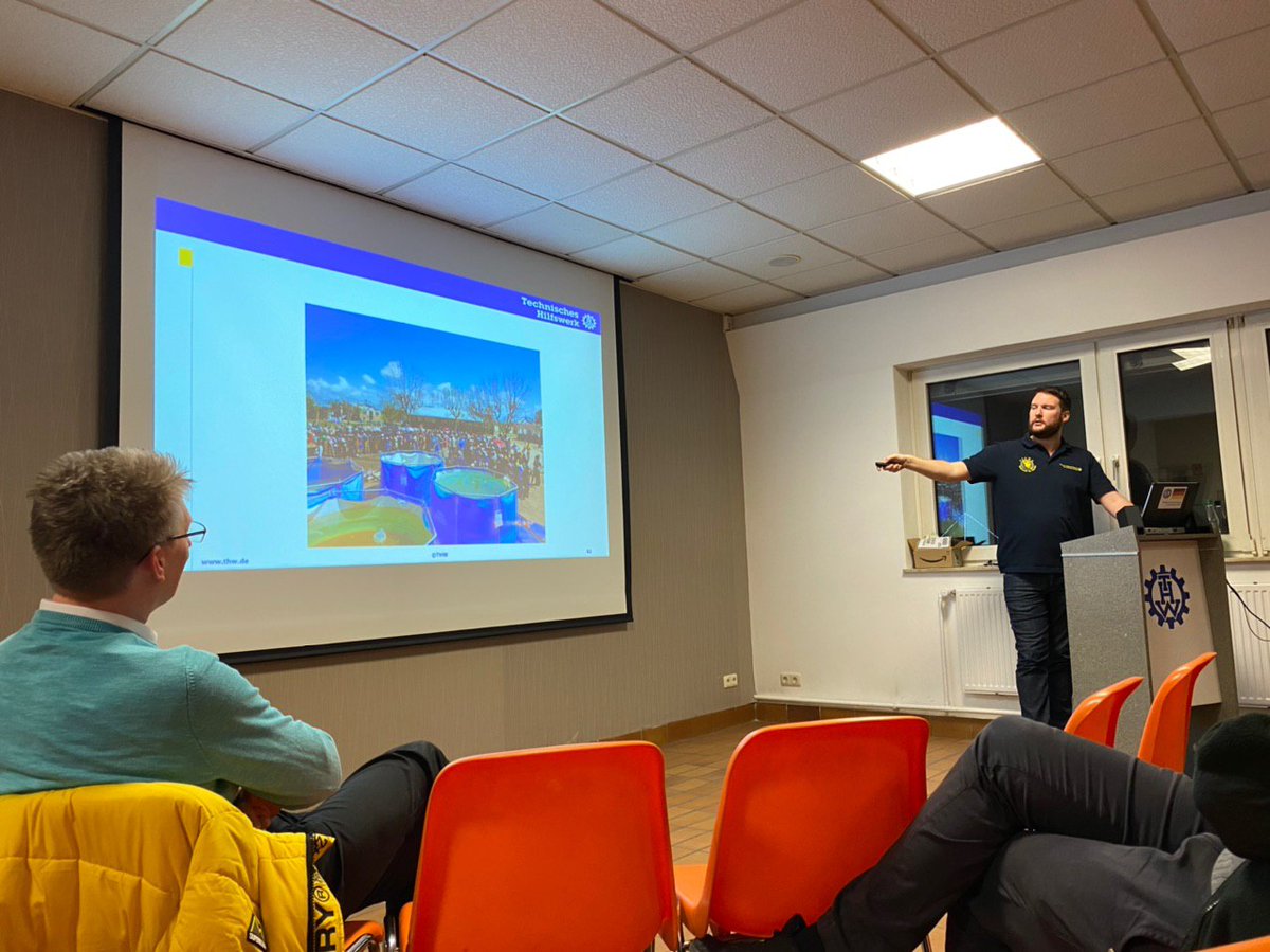 Spannender Vortrag von Sascha aus dem <a href="/THWMainz/">THW Mainz</a> zur Schnelleinsatzeinheit Wasser Ausland (#SEEWA, engl.Rapid Deployment Unit Water Supply). 
Im März 2019 produzierte die Einheit nach dem Zyklon Idai in Mosambik #Trinkwasser für die Bevölkerung! 💙
#THW #mehralseinHobby