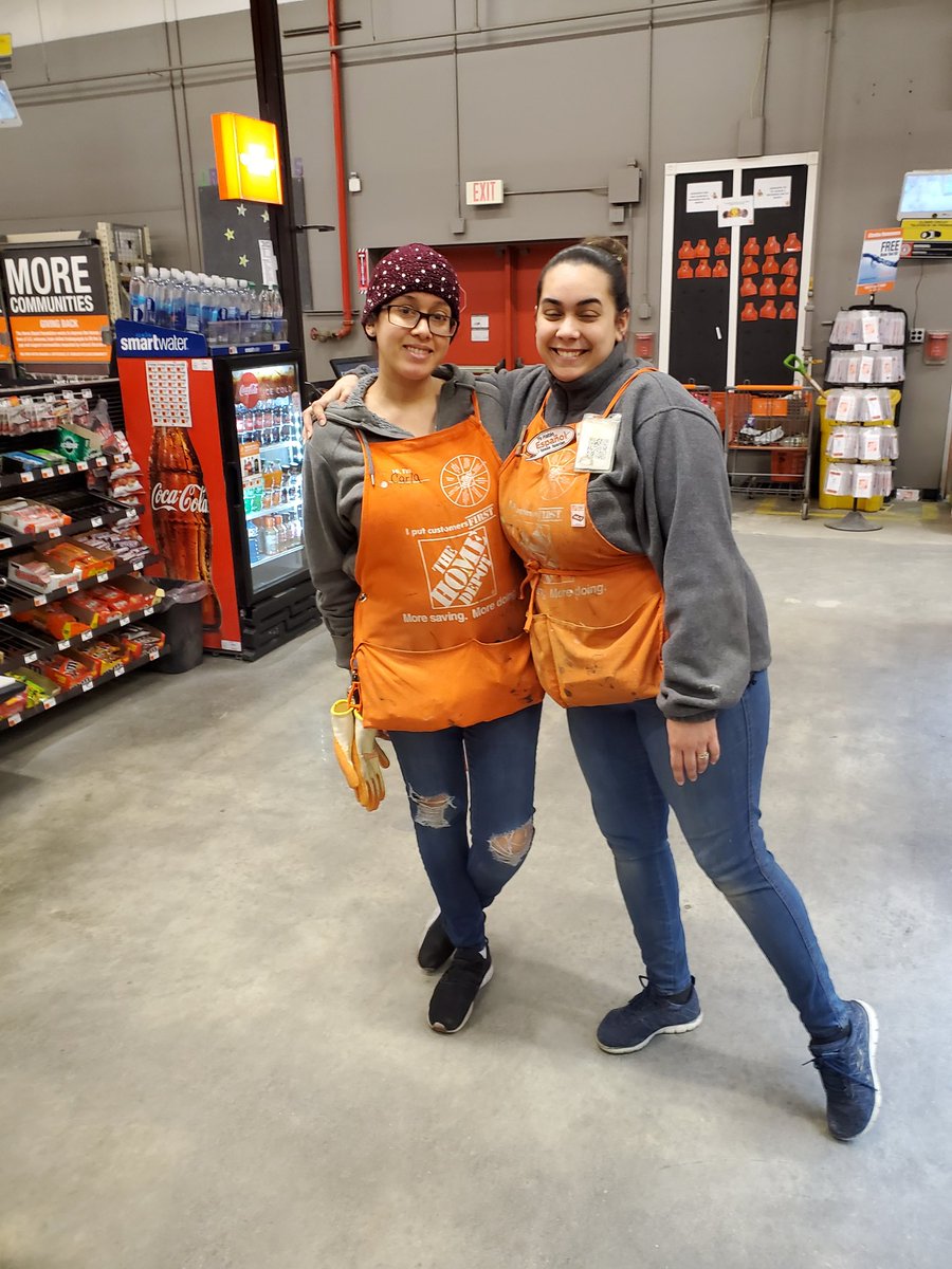 DDisco1313's tweet photo. D24/cashier Dee cross training D24 associate Carla on Front End registers. 👍 https://t.co/RGh36Q34ZS