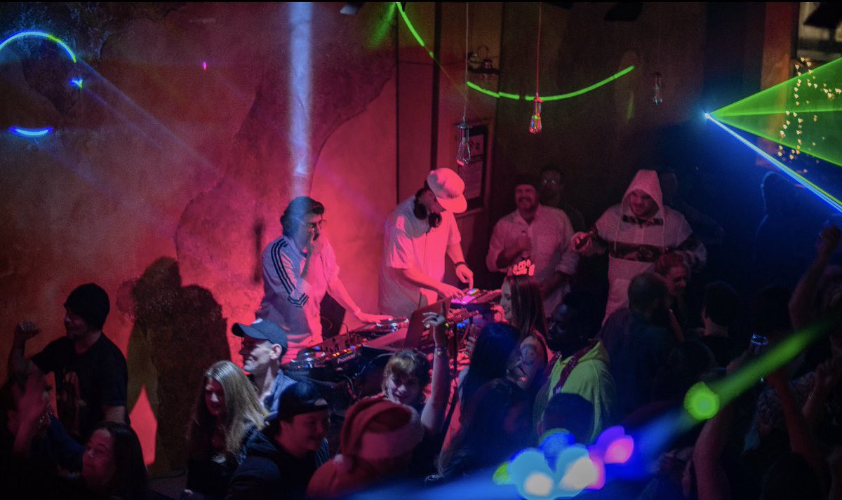 electrolads's tweet photo. Beam us up!! 👽 #electrolads #komoro #livetronica #lovetronica #techhouse #love #life #edm #techno #techhousemusic #tech #vermont #djvermont #techhouse #djlifestyle #housemusic https://t.co/v0LqnZ6mHd