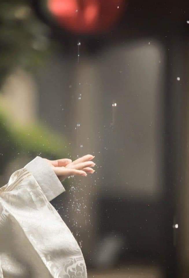 - الطيبـون دائمـاً كالــورود .. 🌷

نحفظهـــم بين مــرافئ الوجـــدان ..
ونراهـــم بأعيننـــا لوحـاتٍ جميلة .. 
لايمكن إزالتهــا ولا يأتي عليهـــا غبــار النسيان ..