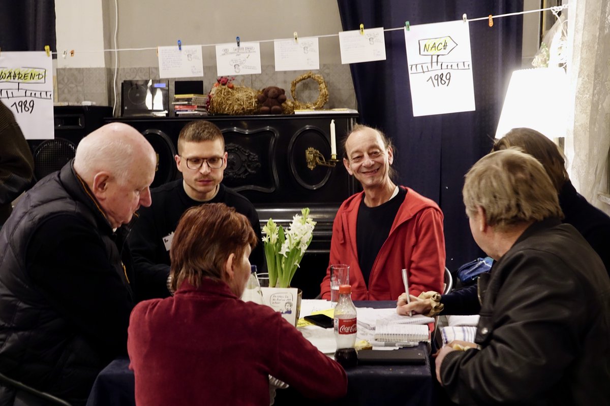 zzfpotsdam's tweet photo. Station 2 der #Dialogreise: Gestern empfing uns Gabi Eissenberger. Im Festsaal ihrer liebevoll dekorierten Pension tauschte sich das ZZF-Team mit Menschen aus #Garrey und Umgebung über die »Wendezeit« aus. Vielen Dank für den schönen Abend! Impressionen ➡️https://t.co/vkVhFrwBME https://t.co/IJ32NNazNK