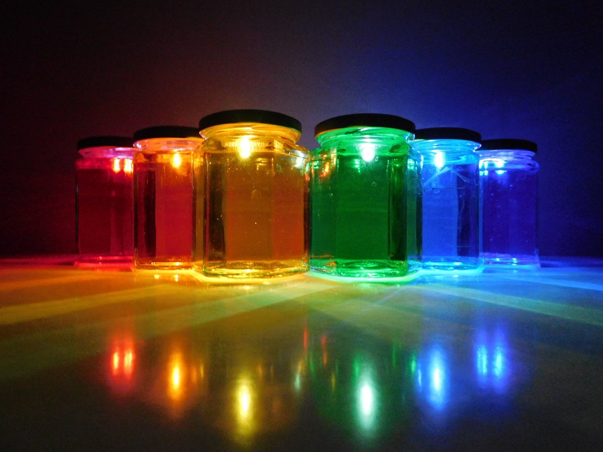 Lots of ways to get involved this year @ #LightUpPoole🤗 The 'Community Chandelier' designed by lighting designer @JSmithLD in partnership with @nfum_wessex does exactly what it says...YOU, the community create the chandelier each night AND get to take a piece home with you...